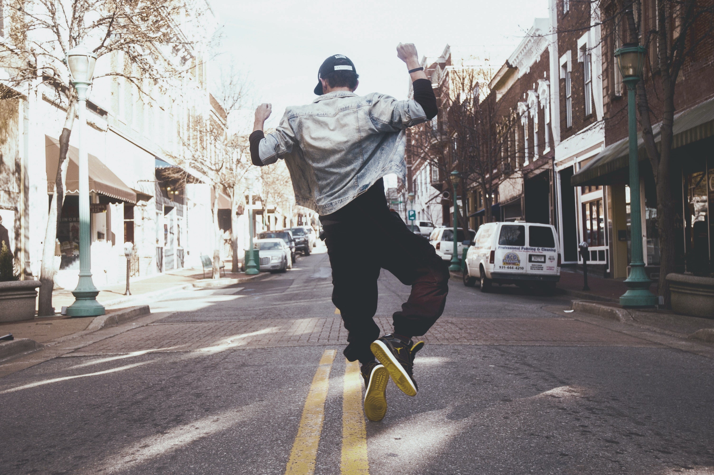 Mann der glücklich auf der Straße springt
