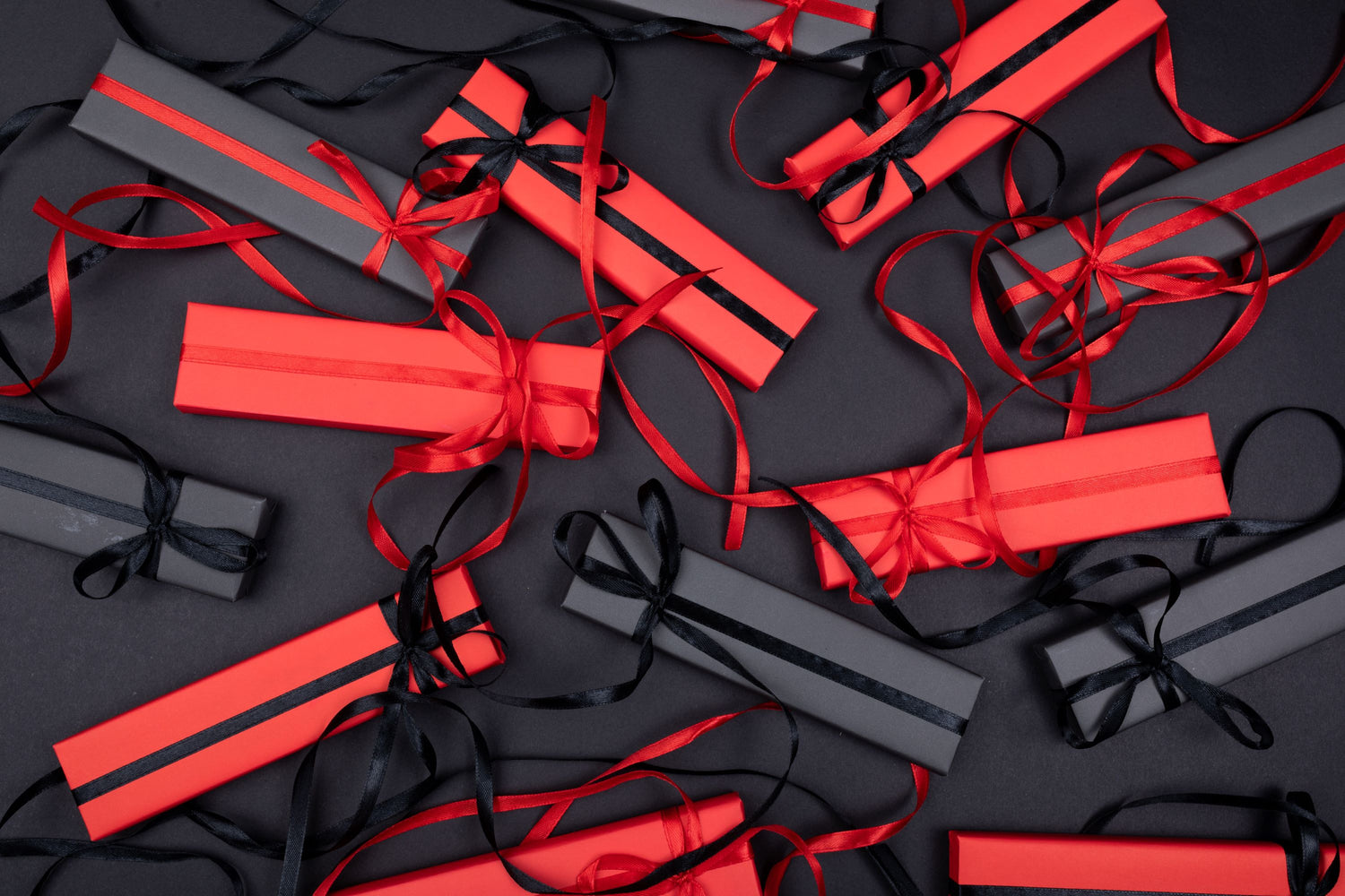 Rot und Schwarz verpackte Geschenke